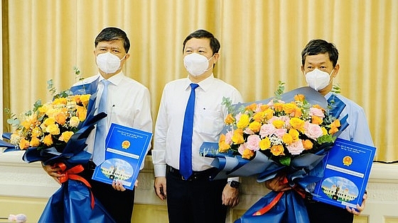 Phó Chủ tịch UBND TP.HCM Dương Anh Đức (giữa) chúc mừng ông Nguyễn Văn Hiếu (trái) và ông Phạm Hoàng Quân (Ảnh: SGGP) Phó Chủ tịch UBND TP.HCM Dương Anh Đức (giữa) chúc mừng ông Nguyễn Văn Hiếu (trái) và ông Phạm Hoàng Quân (Ảnh: SGGP)
