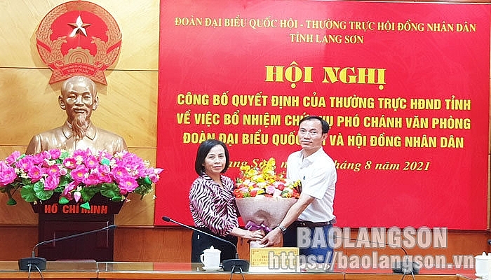Bà Đoàn Thị Hậu, Chủ tịch HĐND tỉnh tặng hoa chúc mừng ông Phạm Đức Toàn Bà Đoàn Thị Hậu, Chủ tịch HĐND tỉnh tặng hoa chúc mừng ông Phạm Đức Toàn