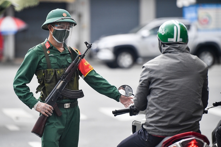 Từ hôm nay, mỗi chốt có một chiến sĩ tham gia công tác kiểm tra giấy tờ lưu thông của người dân, hỗ trợ xử lý các tình huống, cũng như duy trì trật tự tại chốt kiểm soát (Ảnh: Zing)