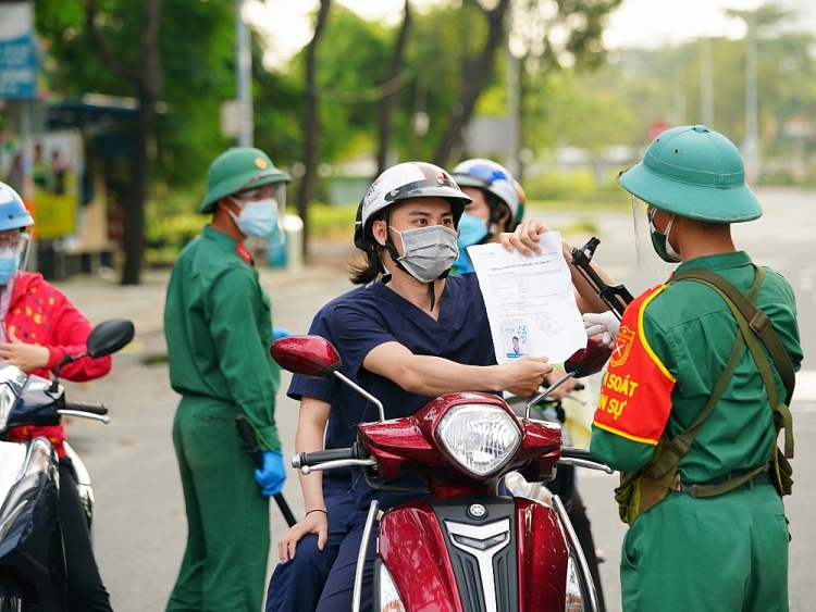 Có nhiều người không thuộc nhóm đối tượng được phép ra đường nhưng vẫn đi ra ngoài với nhiều loại giấy Chi tiết về giấy đi đường mới được TP.HCM áp dụng từ 25/8