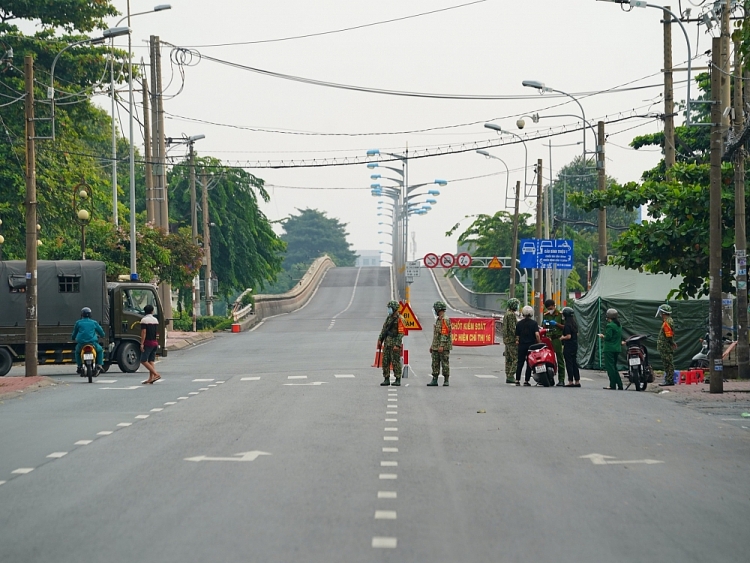 Ngày đầu ra quân hỗ trợ phòng chống dịch tại TP.HCM của lực lượng quân đội, công an Ngày đầu ra quân hỗ trợ phòng chống dịch tại TP.HCM của lực lượng quân đội, công an