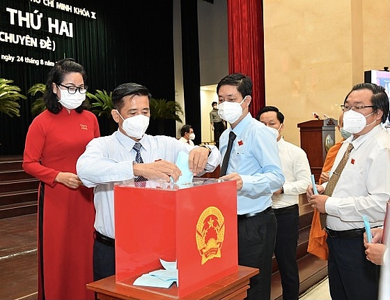 Các đại biểu HĐND TPHCM bỏ phiếu bầu Chủ tịch UBND TP.HCM (Ảnh: VIỆT DŨNG/SGGP) Các đại biểu HĐND TPHCM bỏ phiếu bầu Chủ tịch UBND TP.HCM (Ảnh: VIỆT DŨNG/SGGP)