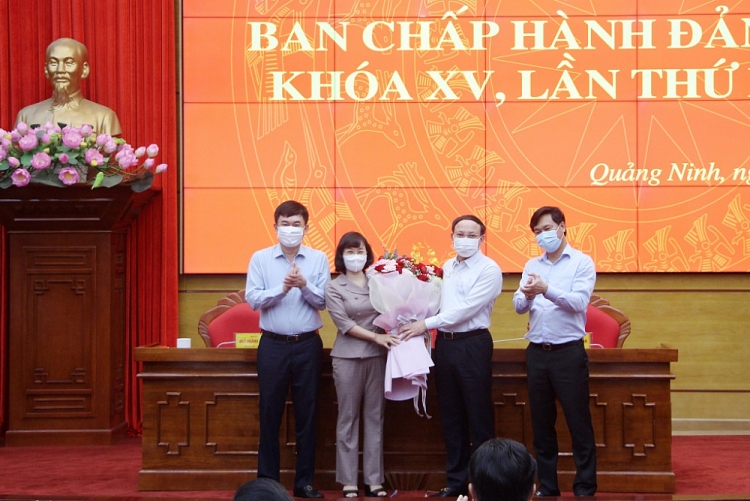 Thường trực Tỉnh ủy tặng hoa chúc mừng bà Trịnh Thị Minh Thanh (Ảnh: Báo Quảng Ninh)