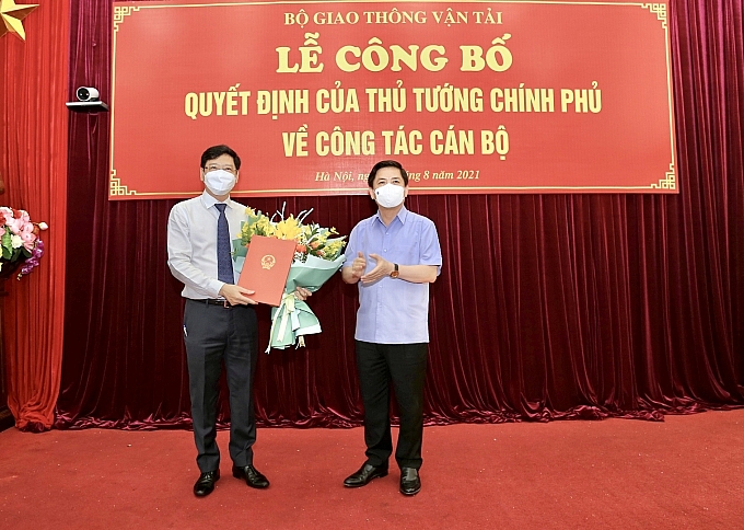 Bộ trưởng Nguyễn Văn Thể (phải) trao quyết định bổ nhiệm cho ông Nguyễn Xuân Sang (Ảnh: Tạp chí giao thông) Bộ trưởng Nguyễn Văn Thể (phải) trao quyết định bổ nhiệm cho ông Nguyễn Xuân Sang (Ảnh: Tạp chí giao thông)