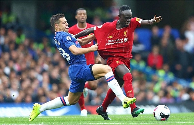 Liverpool (đỏ) có thể mất ngôi đầu nếu không đánh bại được Chelsea (xanh) Liverpool (đỏ) có thể mất ngôi đầu nếu không đánh bại được Chelsea (xanh)
