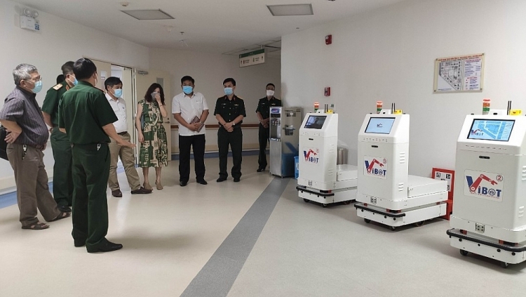 Đoàn kiểm tra của Bộ KH&CN kiểm tra, đánh giá các tính năng của hệ thống robot VIBOT-2 tại bệnh viện TWQĐ 108, tháng 4/2021.