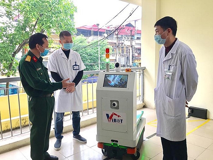 Chủ nhiệm đề tài giới thiệu robot VIBOT-1 với các bác sĩ bệnh viện Bắc Thăng Long, tháng 4/2020