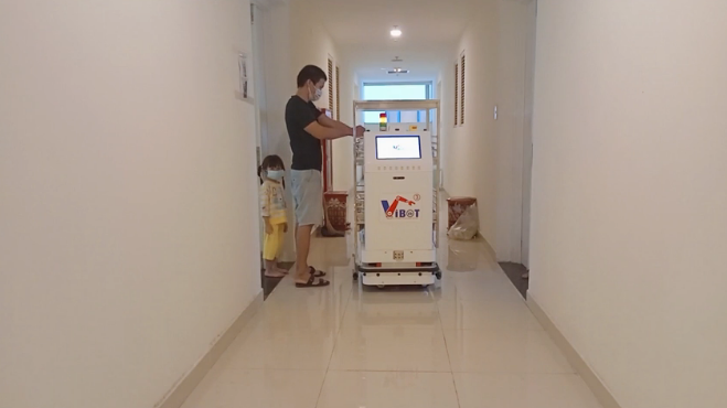 Robot VIBOT-2 vận chuyển đồ ăn đến từng phòng phục vụ bệnh nhân Covid-19 tại Bệnh viện dã chiến số 7, thành phố Hồ Chí Minh, tháng 8/2021.