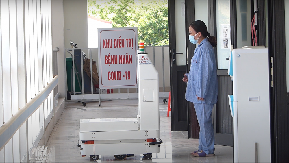   Robot VIBOT-2 đến từng phòng bệnh để hỗ trợ y bác sĩ thăm khám bệnh từ xa cho bệnh nhân F0 trong khu cách ly tại Bệnh viện Đa khoa Bắc giang, tháng 6/2021