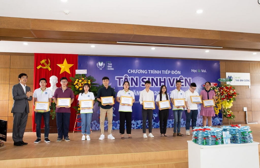 Hơn 300 học bổng phát triển tài năng và vượt khó được ĐH Thái Bình Dương trao cho sinh viên năm học 2021-2022 Hơn 300 học bổng phát triển tài năng và vượt khó được ĐH Thái Bình Dương trao cho sinh viên năm học 2021-2022