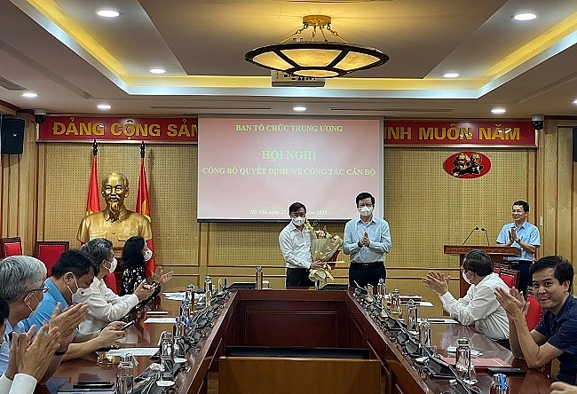 Ông Vũ Huy Bằng (trái) nhận quyết định (Ảnh: VGP) Ông Vũ Huy Bằng (trái) nhận quyết định (Ảnh: VGP)