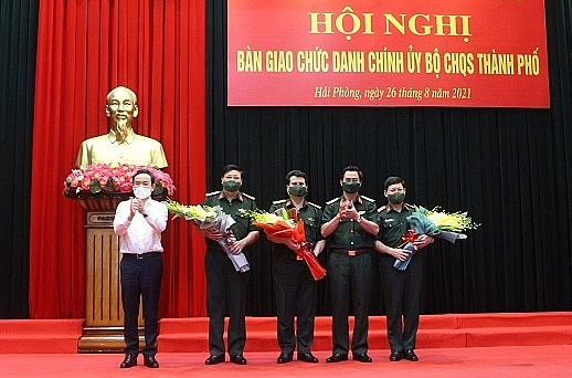 Trung tướng Nguyễn Quang Cường và ông Trần Lưu Quang chúc mừng các cán bộ (Ảnh: VGP) Trung tướng Nguyễn Quang Cường và ông Trần Lưu Quang chúc mừng các cán bộ (Ảnh: VGP)