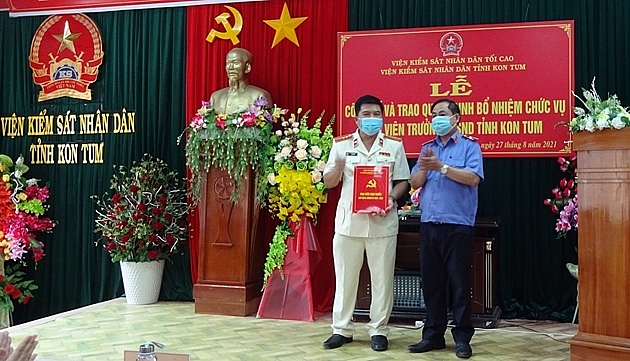 Ông Phan Minh Cự - Viện trưởng VKSND tỉnh Kon Tum trao quyết định cho ông Lê Văn Thắng (Ảnh: BVPL) Ông Phan Minh Cự - Viện trưởng VKSND tỉnh Kon Tum trao quyết định cho ông Lê Văn Thắng (Ảnh: BVPL)
