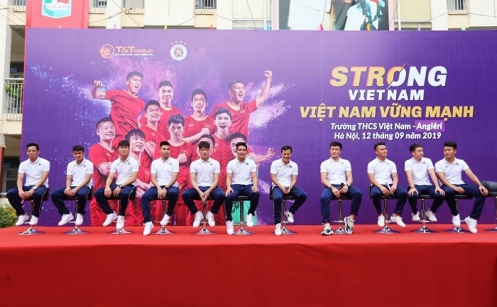 Quang Hải, Bùi Tiến Dũng đeo mặt nạ trung thu truyền cảm hứng tại Strong Vietnam quang hai bui tien dung deo mat na trung thu truyen cam hung tai strong vietnam