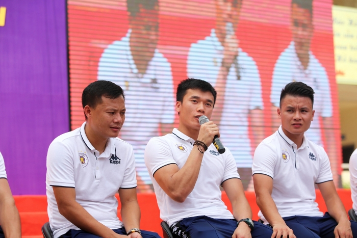 Quang Hải, Bùi Tiến Dũng đeo mặt nạ trung thu truyền cảm hứng tại Strong Vietnam quang hai bui tien dung deo mat na trung thu truyen cam hung tai strong vietnam