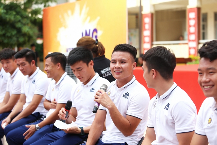 Quang Hải, Bùi Tiến Dũng đeo mặt nạ trung thu truyền cảm hứng tại Strong Vietnam quang hai bui tien dung deo mat na trung thu truyen cam hung tai strong vietnam