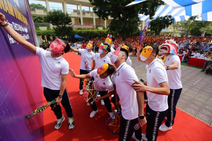 Quang Hải, Bùi Tiến Dũng đeo mặt nạ trung thu truyền cảm hứng tại Strong Vietnam quang hai bui tien dung deo mat na trung thu truyen cam hung tai strong vietnam