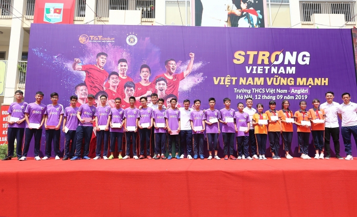 Quang Hải, Bùi Tiến Dũng đeo mặt nạ trung thu truyền cảm hứng tại Strong Vietnam quang hai bui tien dung deo mat na trung thu truyen cam hung tai strong vietnam