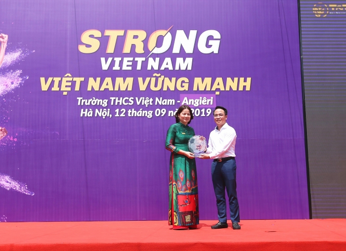 Quang Hải, Bùi Tiến Dũng đeo mặt nạ trung thu truyền cảm hứng tại Strong Vietnam quang hai bui tien dung deo mat na trung thu truyen cam hung tai strong vietnam