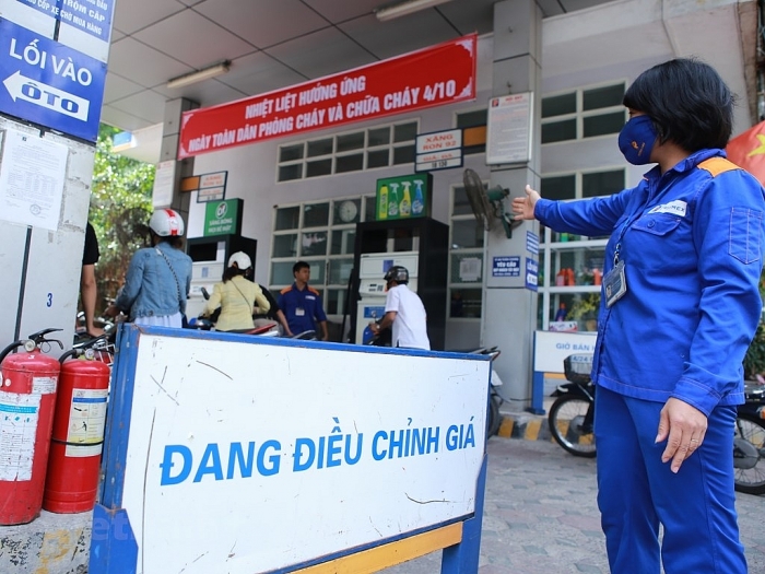 Giá xăng dầu giảm nhẹ từ 15 giờ chiều nay (16/9) gia xang dau giam nhe tu 15 gio chieu nay 169