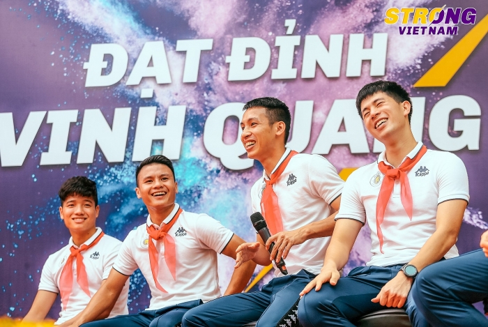 Đình Trọng, Quang Hải chào cờ đầu tuần với các em học sinh tại sự kiện Strong Vietnam dinh trong quang hai chao co dau tuan voi cac em hoc sinh tai su kien strong vietnam