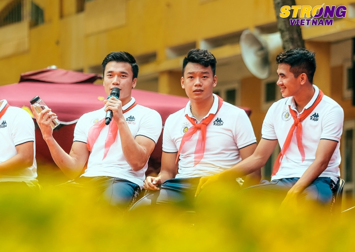 Đình Trọng, Quang Hải chào cờ đầu tuần với các em học sinh tại sự kiện Strong Vietnam dinh trong quang hai chao co dau tuan voi cac em hoc sinh tai su kien strong vietnam