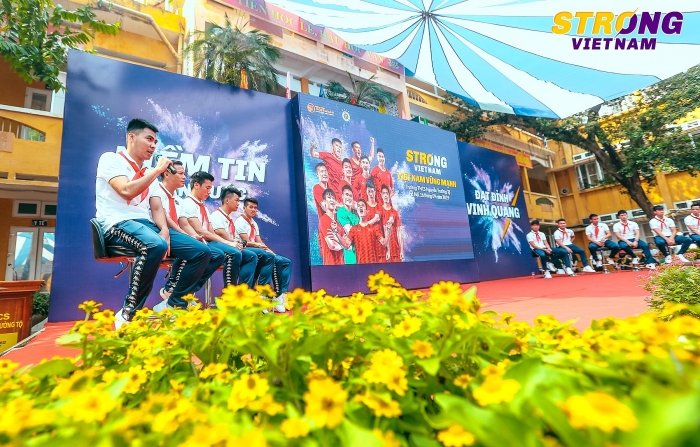 Đình Trọng, Quang Hải chào cờ đầu tuần với các em học sinh tại sự kiện Strong Vietnam dinh trong quang hai chao co dau tuan voi cac em hoc sinh tai su kien strong vietnam