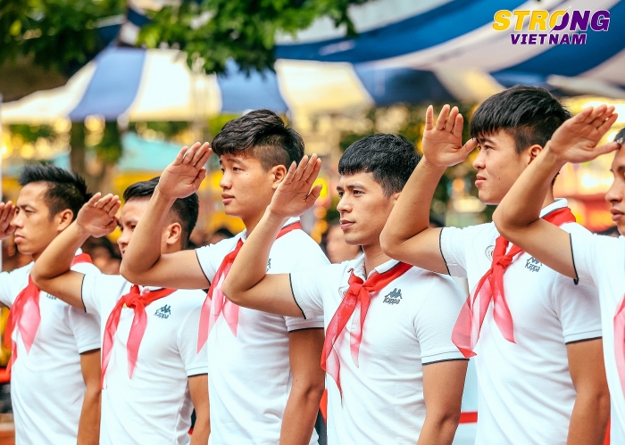 Đình Trọng, Quang Hải chào cờ đầu tuần với các em học sinh tại sự kiện Strong Vietnam dinh trong quang hai chao co dau tuan voi cac em hoc sinh tai su kien strong vietnam