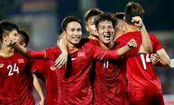 olympic 2020 van dong vien ngu tren giuong lam tu bia carton