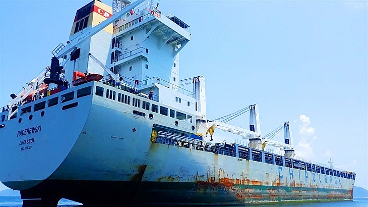 Tàu Paderewski neo đậu trái phép trong vùng nội thủy Việt Nam (Ảnh: Hồng Anh/Báo Biên Phòng) 4159 tau 1