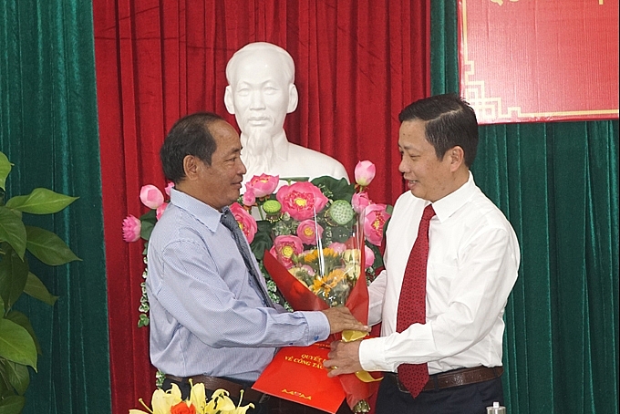 Phó Bí thư Tỉnh ủy Khánh Hòa Hà Quốc Trị traoo quyết định cho ông Cao Cường (Ảnh: VGP) 5416 khanhhoahaquoctri