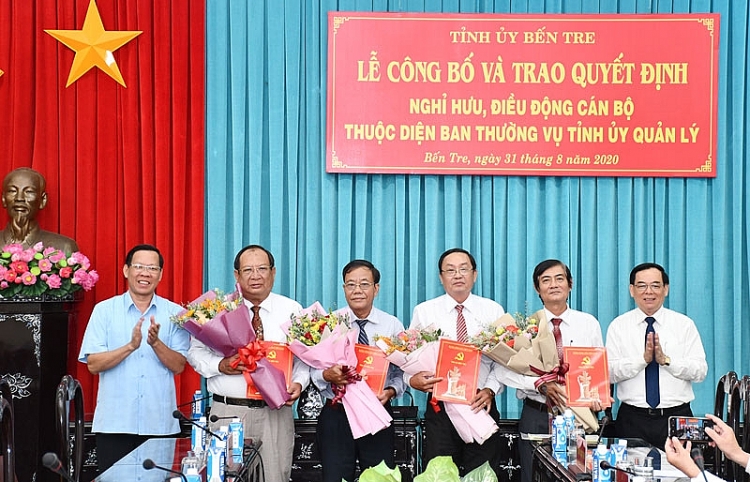 Ông Phan Văn Mãi, Bí thư Tỉnh ủy Bến Tre trao quyết định cho các cán bộ (Ảnh: VGP) 5827 bentre