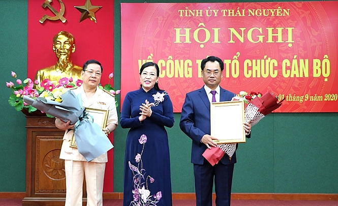 Bà Nguyễn Thanh Hải trao quyết định cho ông Trịnh Việt Hùng và Đại tá Bùi Đức Hải (Ảnh: Báo Thái Nguyên) 1128 anh1111