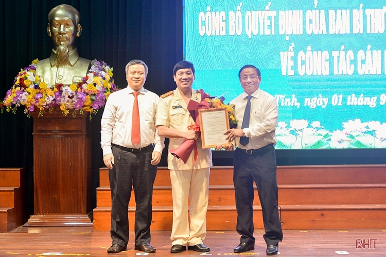 Đại tá Lê Khắc Thuyết nhận quyết định (Ảnh: Báo Hà Tĩnh) 1348 69d2162655t67673l0