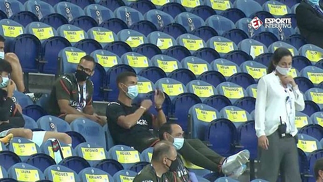 Ronaldo bị nhắc nhở khi tháo khẩu trang 4138 690