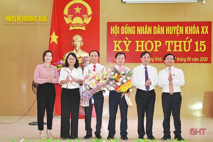 Lãnh đạo Tỉnh ủy, HĐND tỉnh Hà Tĩnh chúc mừng các nhân sự mới (Ảnh: Báo Hà Tĩnh) 0311 105d1125039t8999l8 122d1112929t78362l0