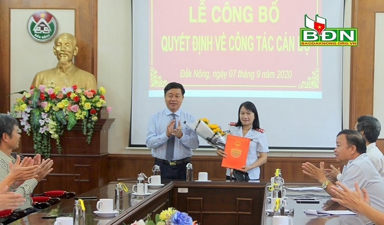 Bà Phạm Thị Trà My nhận quyết định bổ nhiệm (Ảnh: Báo Đắk Nông) 0945 3391 tt 11