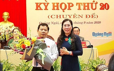 Ông Đặng Văn Minh (trái) được bầu giữ chức Chủ tịch UBND tỉnh Quảng Ngãi (Ảnh: Báo Quảng Ngãi) 1635 93b546b0ccf325ad7ce2