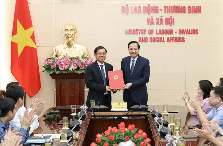 Bộ trưởng Đào Ngọc Dung trao quyết định cho ông Nguyễn Bá Hoan (Ảnh: Cổng TTĐT Bộ LĐ-TBXH) 3238 anh 2b 5266
