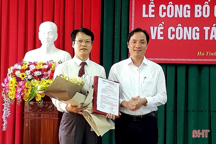 Ông Đinh Hữu Công (trái) nhận quyết định (Ảnh: Báo Hà Tĩnh) 4755 109d3090728t77682l0