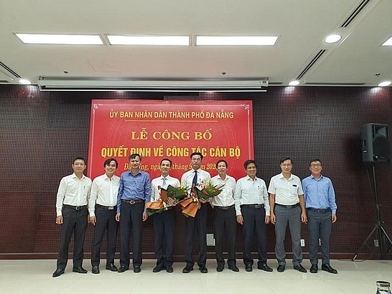 Lãnh đạo TP. Đà Nẵng chúc mừng ông Võ Nguyên Chương (Ảnh: SGGP) 5115 anh viber 2020 09 16 08 27 03 pmmd