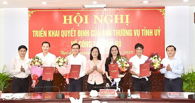 Phó Bí thư Thường trực Tỉnh ủy, Chủ tịch HĐND tỉnh Bạc Liêu Lê Thị Ái Nam trao các quyết định (Ảnh: Báo Bạc Liêu) 5346 an giang copy