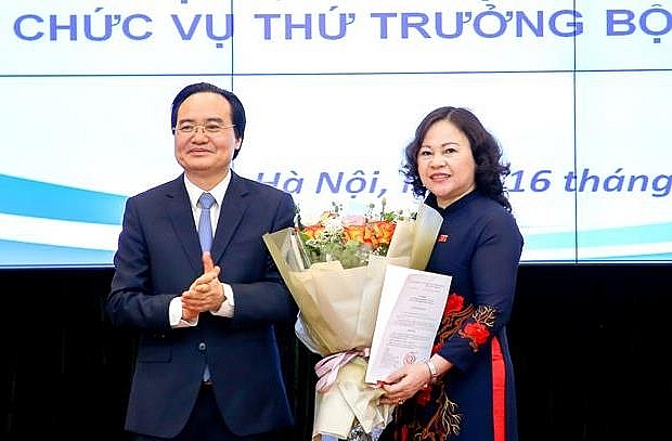 Bộ trưởng Phùng Xuân Nhạ trao quyết định và chúc mừng tân Thứ trưởng Ngô Thị Minh (Ảnh: VGP0 1308 bogddt