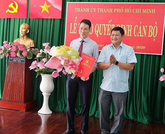 Ông Trương Trung Kiên (trái) nhận quyết định chiều 16/9 (Ảnh: SGGP) 4536 trungkien1 idyh