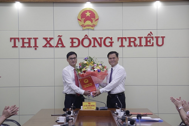 Ông Bùi Văn Khắng, Phó Chủ tịch UBND tỉnh Quảng Ninh trao quyết định cho ông Nguyễn Quang Đán (Ảnh: Báo Quảng Ninh) 4837 images1428725 pct khang trao qd