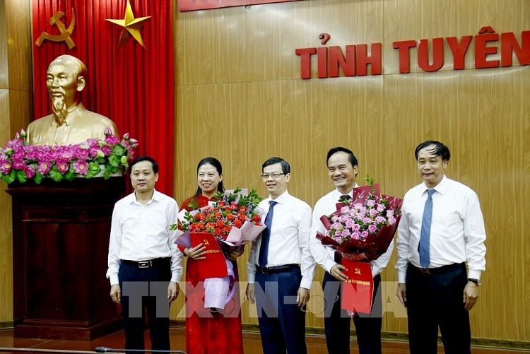 Bà Lê Thị Kim Dung và ông Hoàng Việt Phương nhận quyết định (Ảnh: Nam Sương/TTXVN) 2305 145242 cong bo quyet dinh bo nhiem chuc danh pho chu tich ubnd tinh tuyen quang