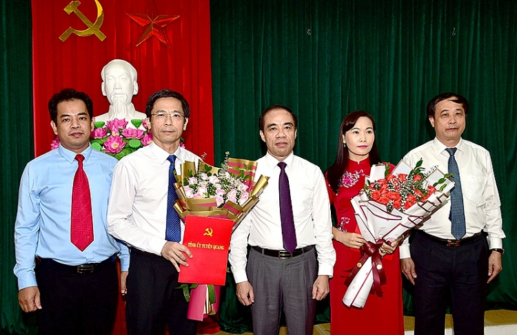 Bí thư Tỉnh ủy Chẩu Văn Lâm trao quyết định cho ông Tạ Đức Tuyên và bà Nông Thị Bích Huệ (Ảnh: Báo Tuyên Quang) 2402 img 20200918112702