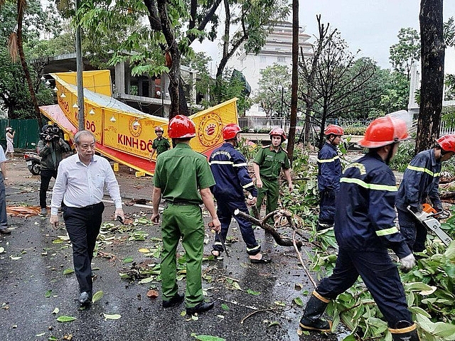 Lực lượng chức năng khắc phục hậu quả bão số 5 (Ảnh: Gia đình&Xã hội) 1743 baoso5 16004076141002012921704