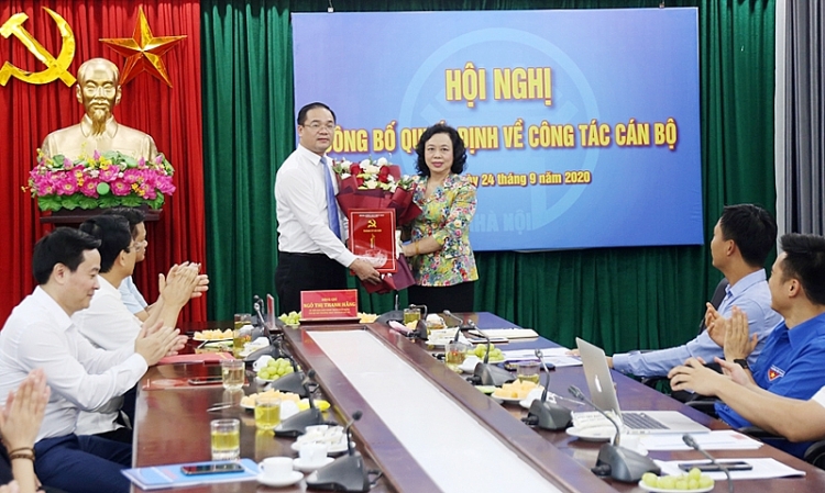 Bà Ngô Thị Thanh Hằng trao quyết định cho ông Nguyễn Ngọc Việt (Ảnh: VGP) 5943 4600 bi thu nguye ngoc viet2