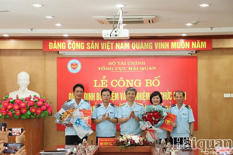 Phó Tổng cục trưởng Mai Xuân Thành chúc mừng các cán bộ mới (Ảnh: Báo Hải quan) 0447 1857 img 6329